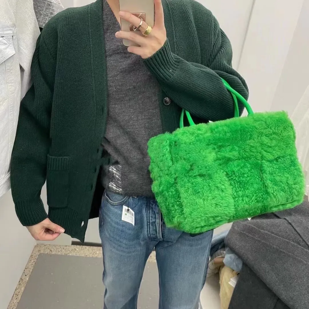 Parrot green 🦜BV arco tote’s fluffy style, it’s here, it’s here, it’s here with the fluff~ You’ll know how cute it is when you see the real thing! The soft and fluffy feel is really great. Rua, this year’s furry style, I stand on bv! ! Whether it is a jodie cloud bag or a tote, not all curly teddy fur can be used to make goods. The curl size of the fur directly affects the similarity of the entire bag. Material: full fur and lambskin ➕ lambskin lining is much more expensive than full leather! Again, if there is no ZP and no development, of course you have to be willing to spend money~36*24*12